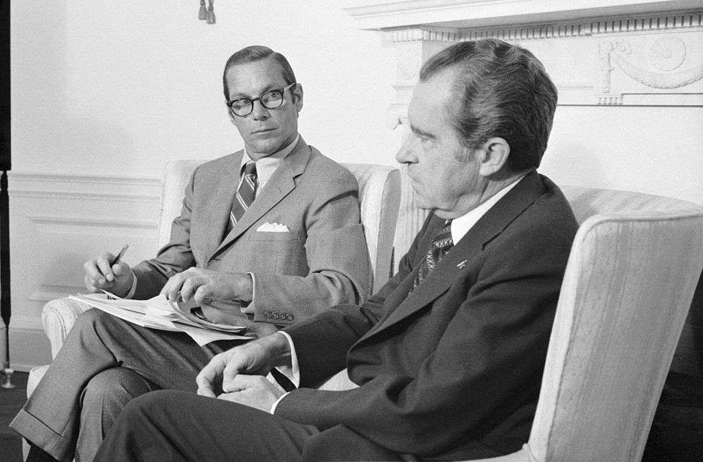 Treasury Secretary William E. Simon speaks with President Richard Nixon. 