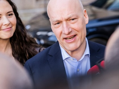 Spokespeople from the Red-Green Alliance Pelle Dragsted and Victoria Velásquez arrive for government negotiations at Christiansborg in Copenhagen on March 27, 2026.
