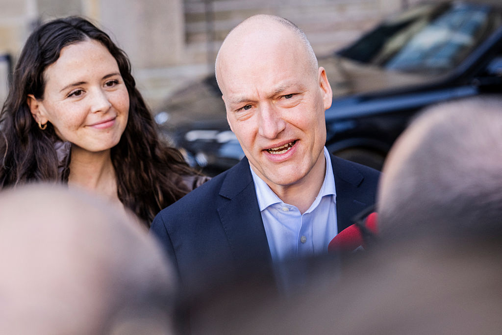 Spokespeople from the Red-Green Alliance Pelle Dragsted and Victoria Velásquez arrive for government negotiations at Christiansborg in Copenhagen on March 27, 2026.
