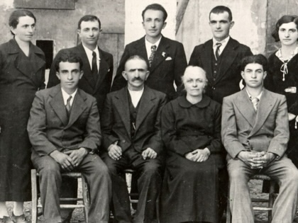 Alcide Cervi with his family, including his seven sons who were killed by Italian Fascists.