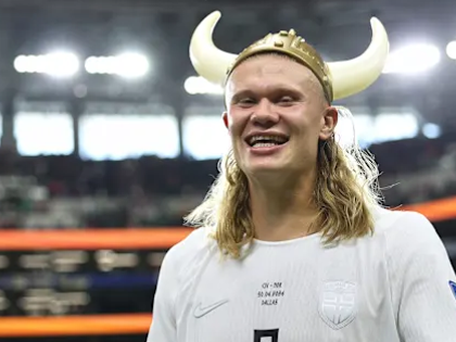 Erling Haaland wears a "viking" helmet at Norway's World Cup match against Côte d'Ivoire on June 30, 2026 in Arlington, Texas.