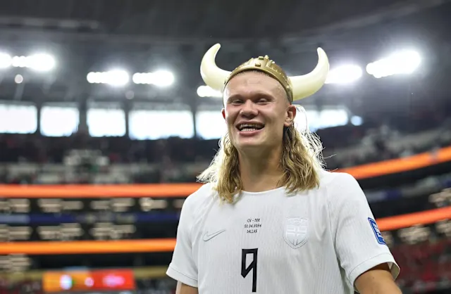 Erling Haaland wears a "viking" helmet at Norway's World Cup match against Côte d'Ivoire on June 30, 2026 in Arlington, Texas.