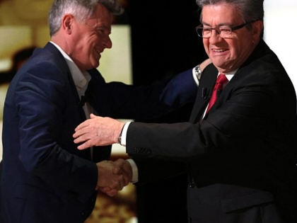 Jean-Luc Mélenchon and Fabien Roussel shake hands.