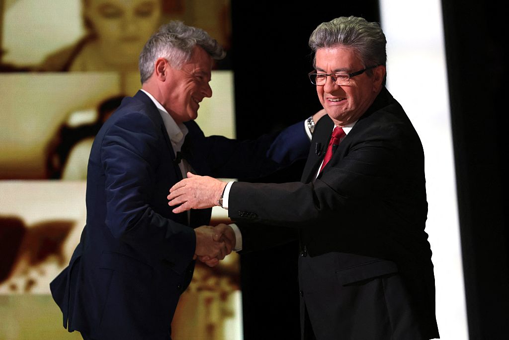 Jean-Luc Mélenchon and Fabien Roussel shake hands.