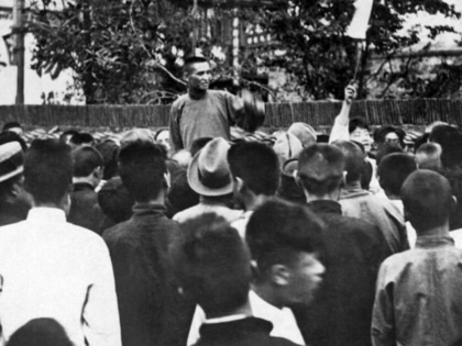 Archival photograph of a 1927 meeting of strikers in Shanghai