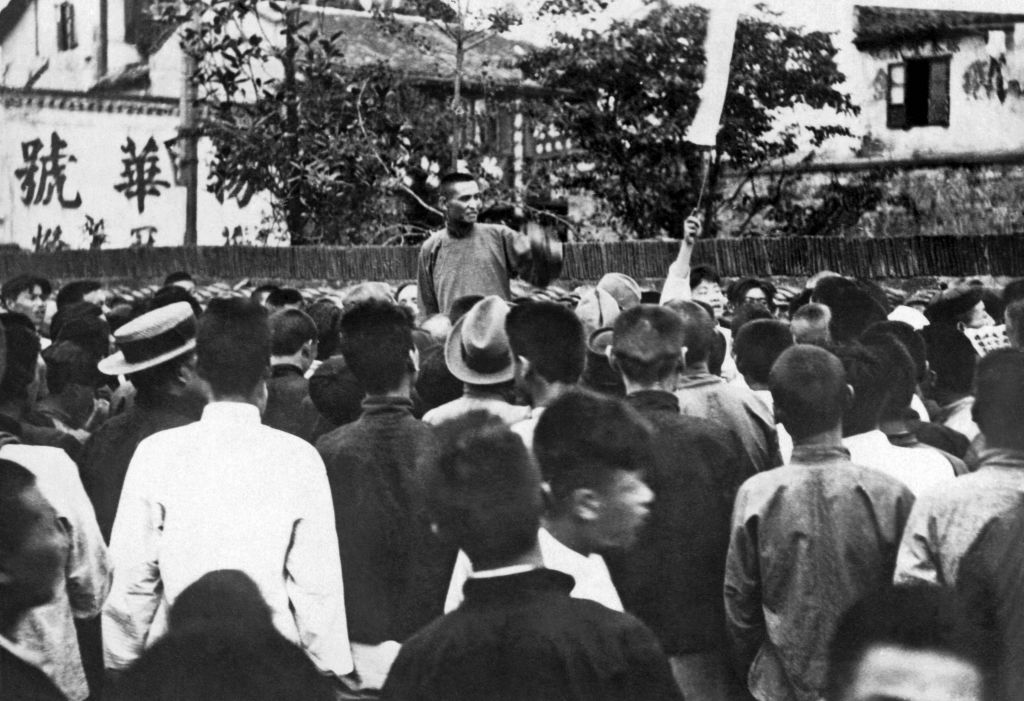 Archival photograph of a 1927 meeting of strikers in Shanghai