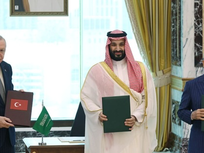 Turkish President Recep Tayyip Erdogan (L), Saudi Crown Prince Mohammed bin Salman (C) and Pakistani Prime Minister Shehbaz Sharif (R) sign a trilateral joint defense agreement in Mecca, Saudi Arabia, on August 7, 2026.