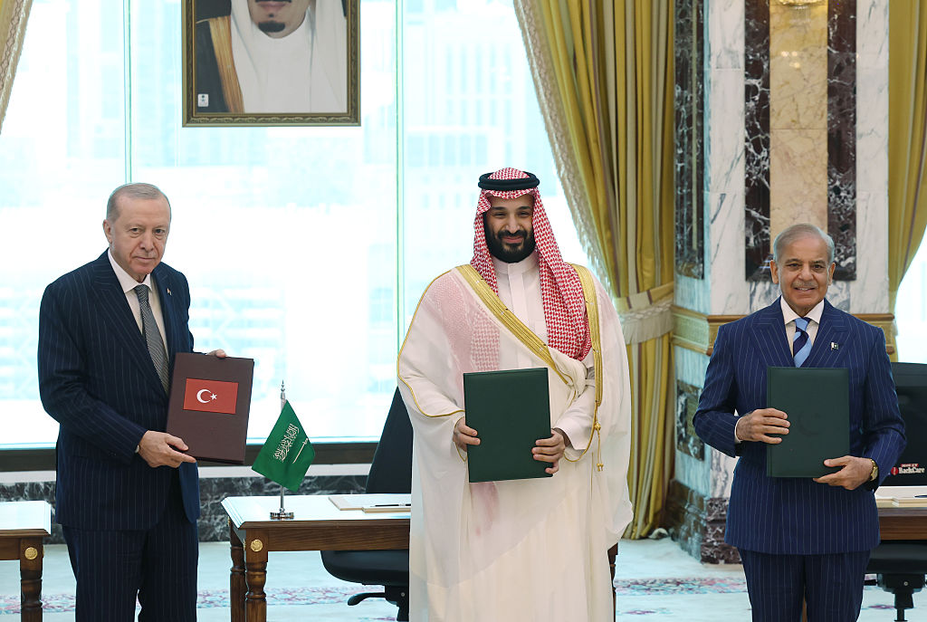 Turkish President Recep Tayyip Erdogan (L), Saudi Crown Prince Mohammed bin Salman (C) and Pakistani Prime Minister Shehbaz Sharif (R) sign a trilateral joint defense agreement in Mecca, Saudi Arabia, on August 7, 2026.